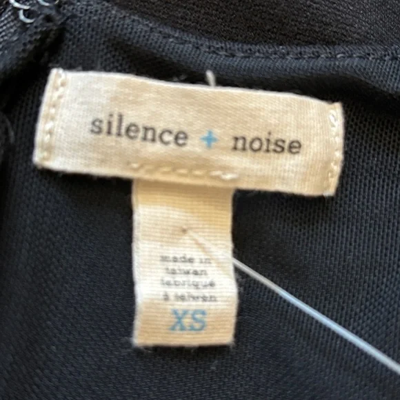 Urban Outfitters | Silence + Noise Deep V Romper - Picture 12 of 16